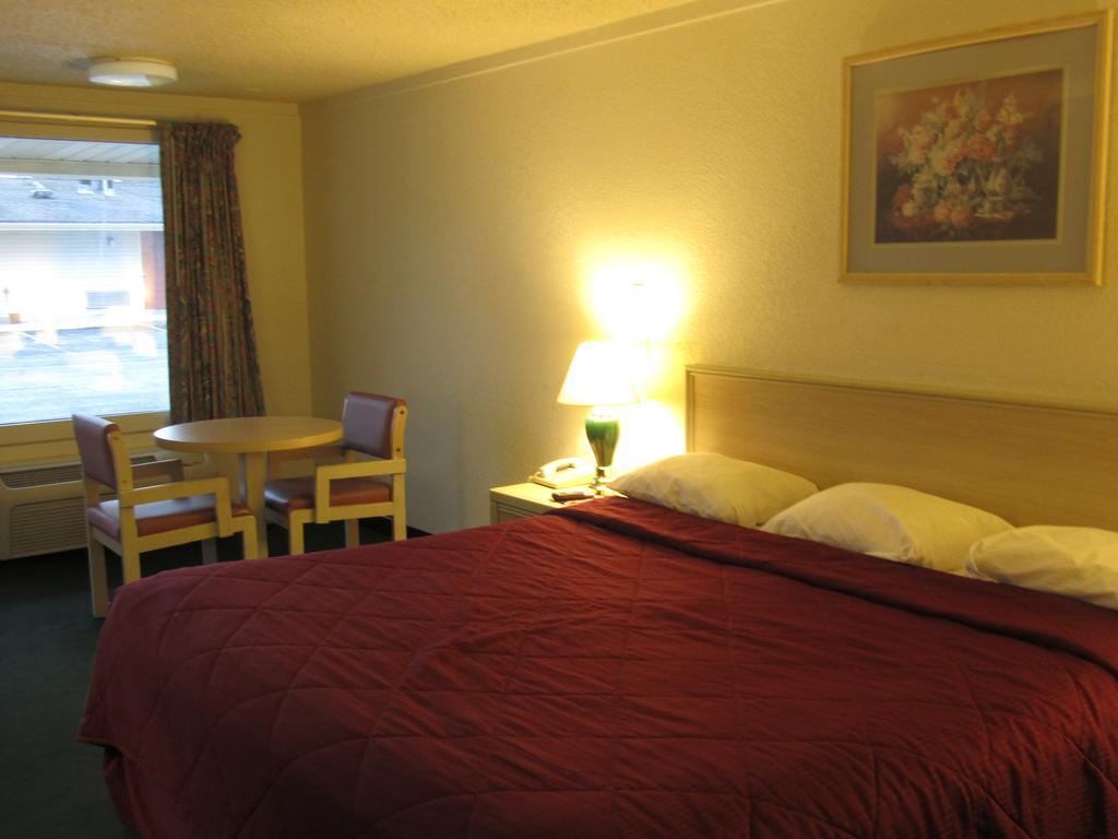 Austin Town Inn Austintown Exterior photo